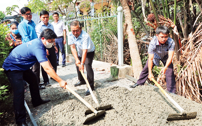 Ðại diện Ðảng ủy Khối Dân - Chính - Ðảng TP Hồ Chí Minh tham gia làm đường giao thông nông thôn ở xã Ða Phước, huyện Bình Chánh.