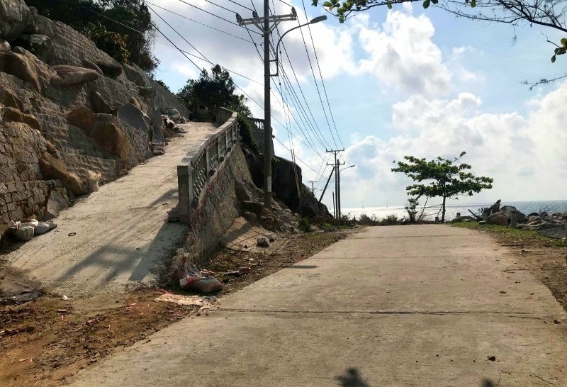 Ông Trần Trọng Thu đã tiến hành xây kè, chặn đất và làm đường dẫn từ đường lộ lên khu đất khi chưa được cơ quan có thẩm quyền cho phép. 