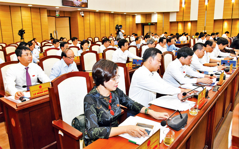 Các đại biểu HÐND thành phố Hà Nội khóa 15 biểu quyết thông qua Nghị quyết tại kỳ họp. Ảnh: DUY LINH