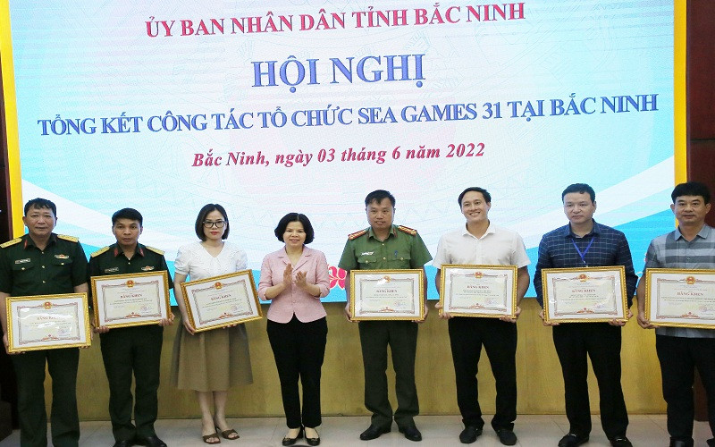 Chủ tịch Ủy ban nhân dân tỉnh Bắc Ninh Nguyễn Hương Giang trao tặng Bằng khen cho các tập thể, cá nhân có thành tích xuất sắc.