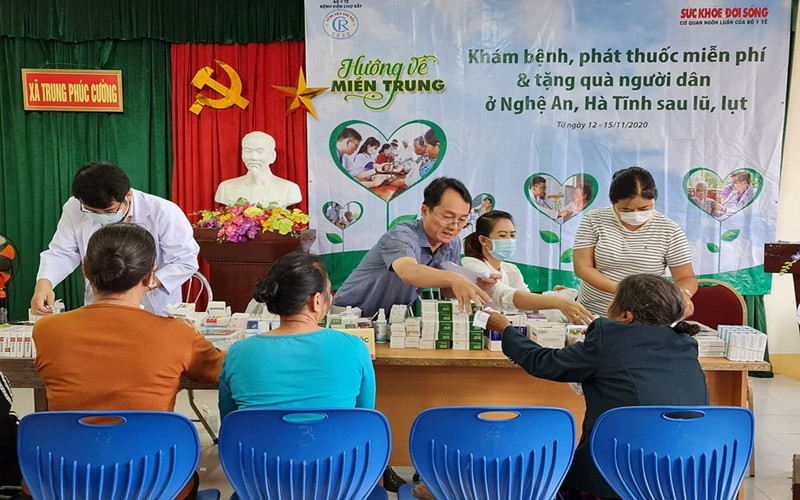 Các bác sĩ thăm khám bệnh, cấp thuốc điều trị và tặng quà miễn phí.