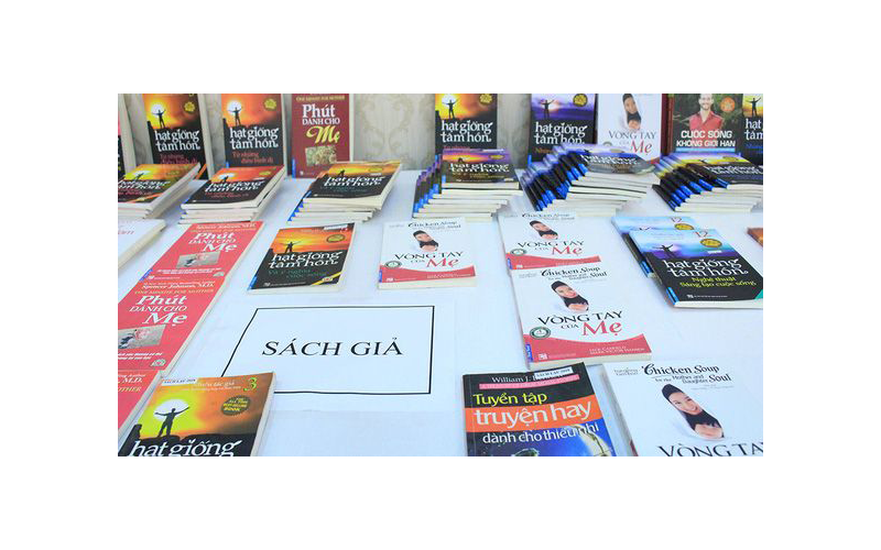 Hàng loạt sách giả, vi phạm bản quyền bị cơ quan chức năng xử lý. Ảnh: CÔNG LUẬN