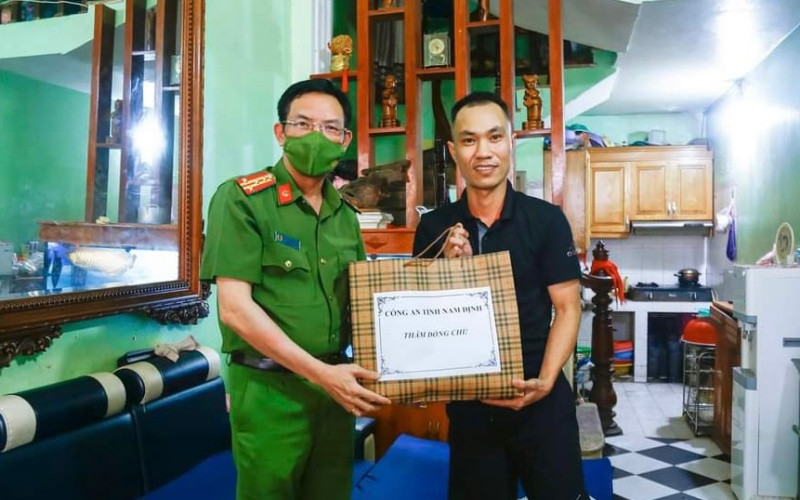 Đại tá Nguyễn Văn Trầm, Phó Giám đốc Công an tỉnh Nam Định biểu dương tinh thần dũng cảm của Đại úy Trần Tất Lại.