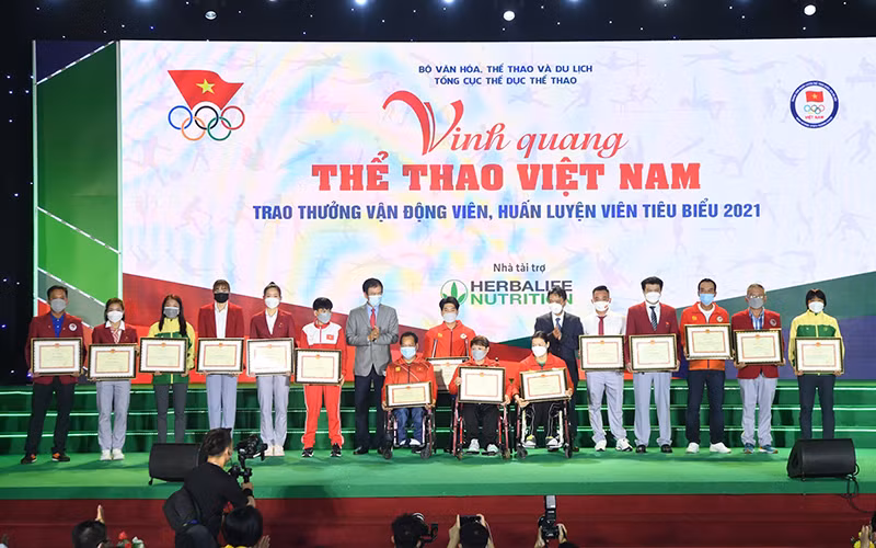 Trao thưởng các vận động viên, huấn luyện viên tiêu biểu năm 2021.