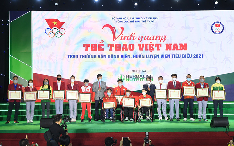 Trao thưởng các vận động viên, huấn luyện viên tiêu biểu năm 2021.