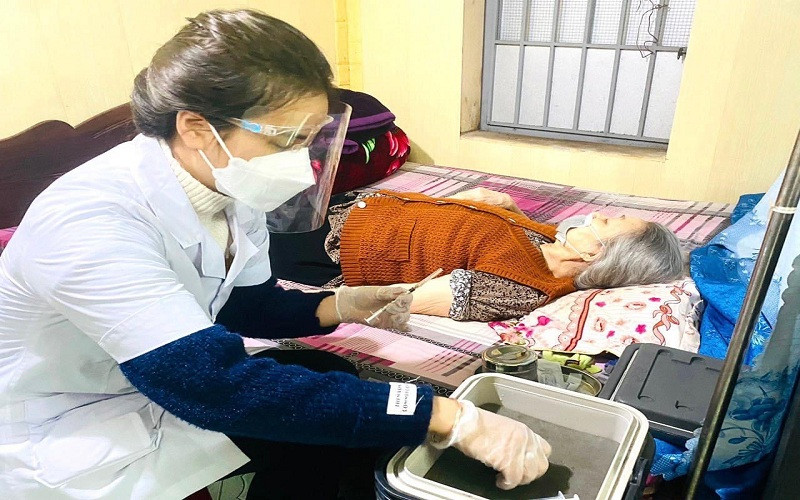 Khám chữa bệnh bảo hiểm y tế cho bệnh nhân cao tuổi bằng CCCD gắn chíp tại Trung tâm y tế thành phố Hải Dương.