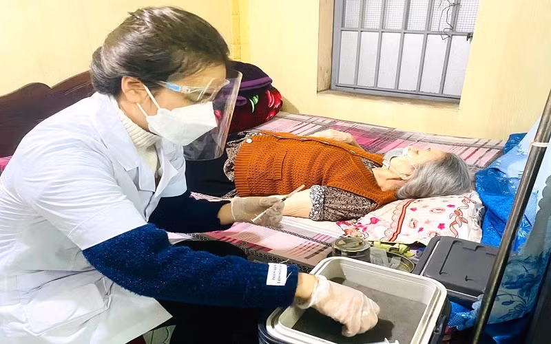 Khám chữa bệnh bảo hiểm y tế cho bệnh nhân cao tuổi bằng CCCD gắn chíp tại Trung tâm y tế thành phố Hải Dương.