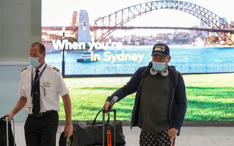 Khách quốc tế tới Australia không phải xét nghiệm Covid-19 nhưng phải đeo khẩu trang và có chứng nhận tiêm chủng vaccine Covid-19. (Ảnh minh họa: REUTERS)
