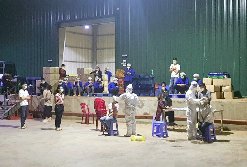 Lấy mẫu xét nghiệm sàng lọc cộng đồng tại các địa điểm nguy cơ liên quan ca Covid-19 mới tại thị trấn Liên Nghĩa, Đức Trọng.