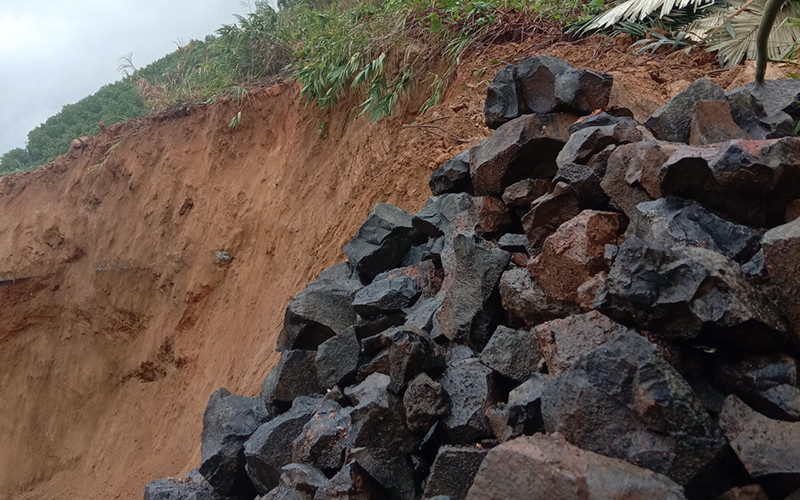 Hiện trường vụ sạt lở gây tắc hoàn toàn tuyến đường Trường Sơn Đông, đoạn qua xã Ngọc Tem tại km 176 +100.