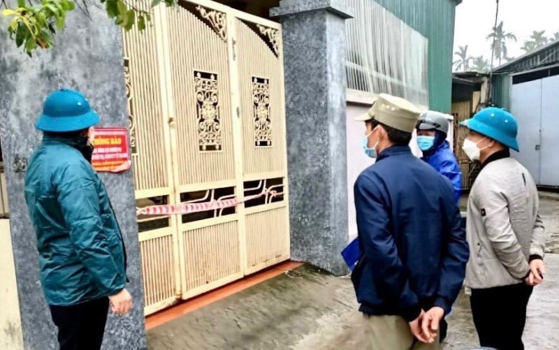 Lực lượng chức năng và cán bộ trạm y tế ở thành phố Hải Dương kiểm tra tình trạng điều trị và cách ly các trường hợp F0 tại nhà.