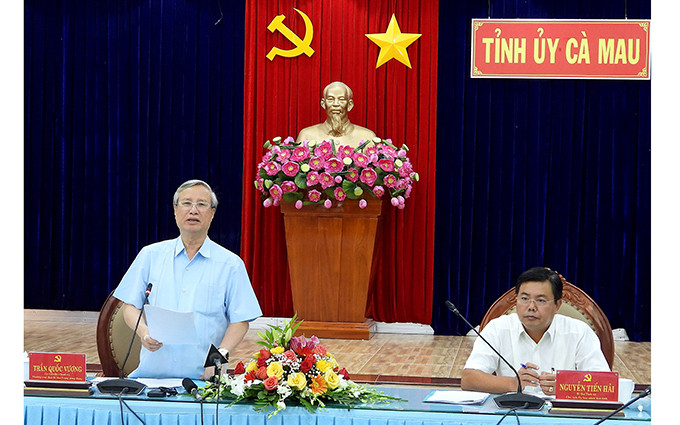 Đồng chí Trần Quốc Vượng (trái) phát biểu tại buổi làm việc với Tỉnh ủy Cà Mau.