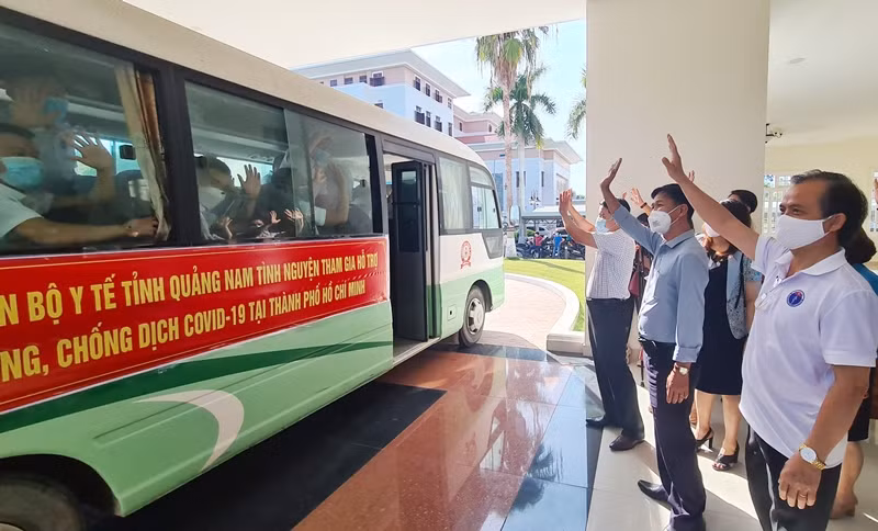 Đoàn y, bác sĩ tỉnh Quảng Nam lên đường vào TP Hồ Chí Minh.