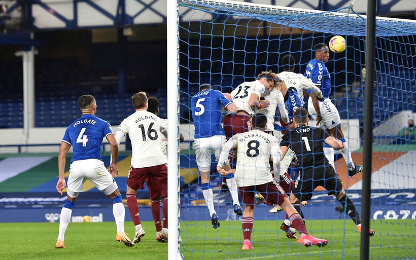 Pha ghi bàn thứ hai của các cầu thủ Everton (áo xanh).