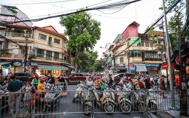 Phớt lờ lệnh cấm tụ tập, người dân vẫn lên phố Hàng Mã đón Trung thu