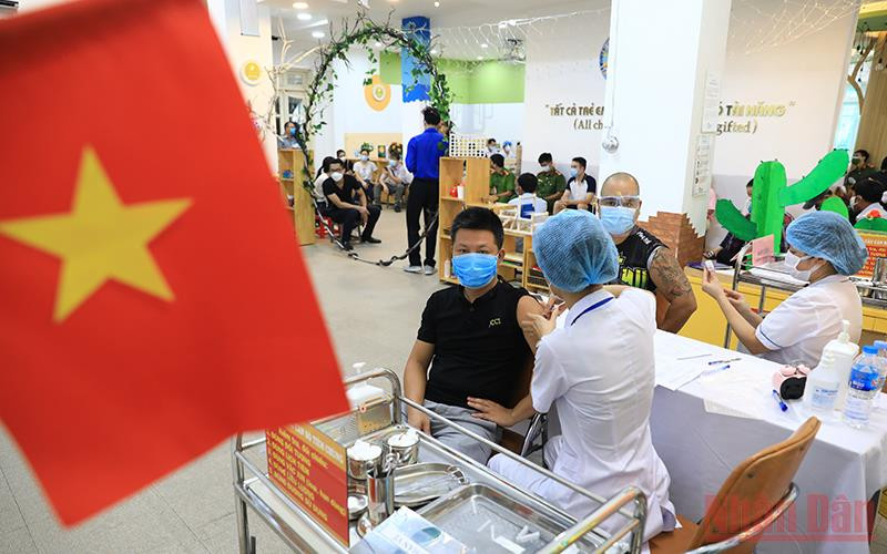 Việt Nam đã về đích trước 6 tháng so với mục tiêu trên 70% dân số được tiêm đủ liều cơ bản do WHO khuyến cáo. (Ảnh: THÀNH ĐẠT)