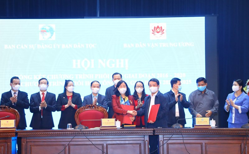 Quang cảnh lễ ký kết giữa hai cơ quan.