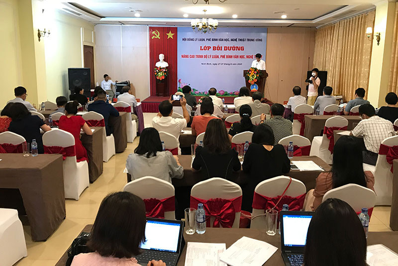 Khai mạc lớp bồi dưỡng phê bình văn học, nghệ thuật