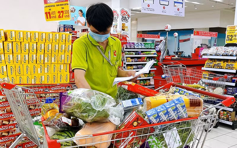 Nhân viên siêu thị Big C Bình Dương lựa chọn hàng theo yêu cầu của khách hàng đặt qua mạng. Ảnh: THANH HỒNG