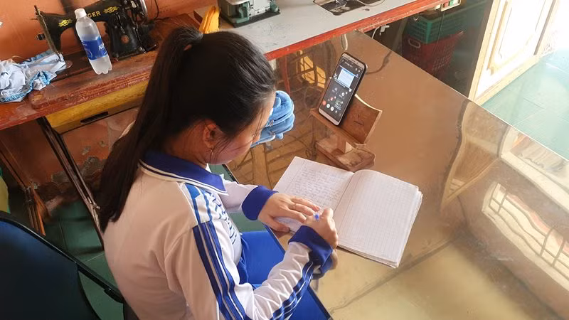 Học sinh thành phố Cần Thơ trong giờ học trực tuyến tại nhà.