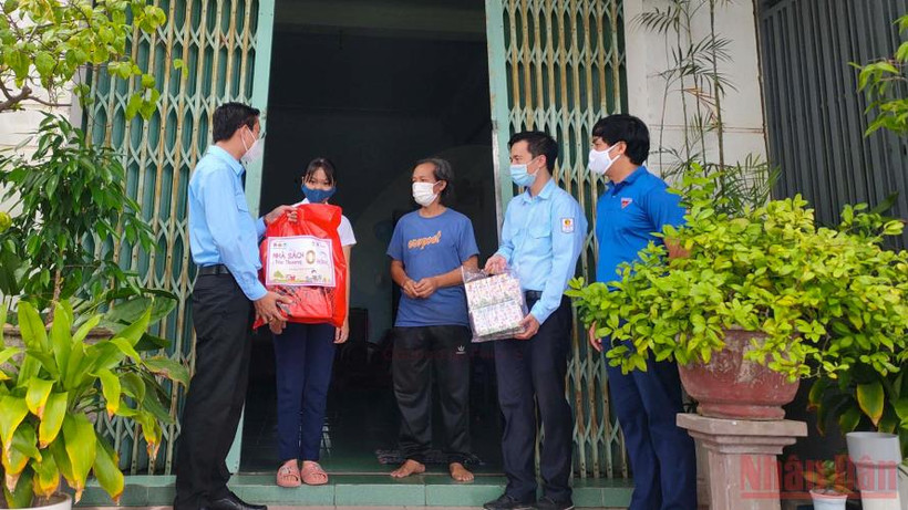 Thành Đoàn tới thăm hỏi và trao quà cho các em học sinh khó khăn. (Ảnh: THANH TÂM).