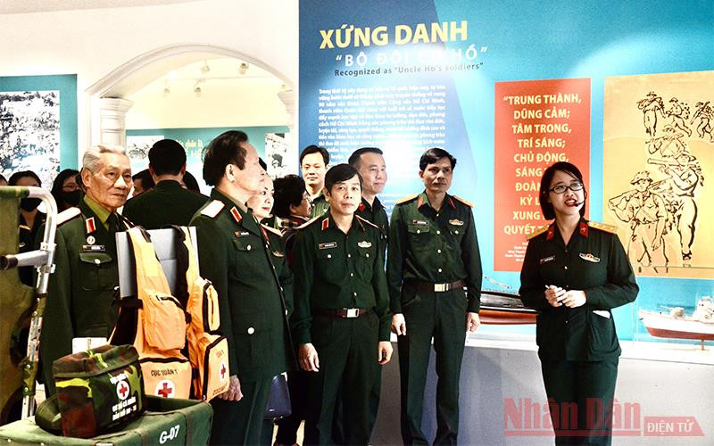 Các đại biểu và khách tham quan nghe thuyết minh tại triển lãm.