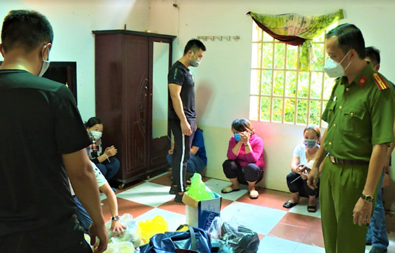 Các đối tượng bị bắt quả tang khi đang đánh bạc tại nhà nghỉ.