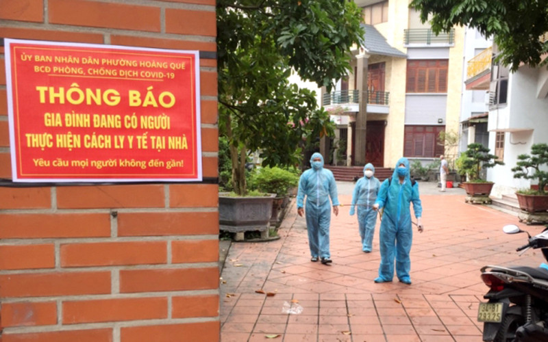 Lực lượng y tế triển khai lấy mẫu xét nghiệm các trường hợp liên quan đến F0 ở xã Hoàng Quế, thị xã Đông Triều.