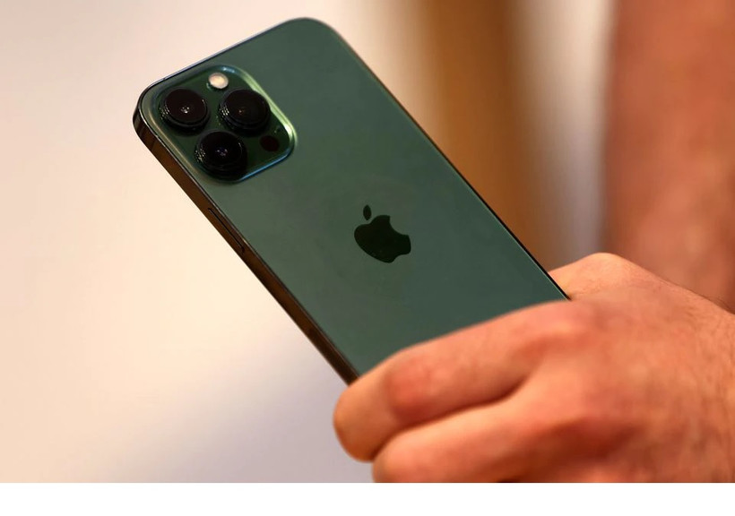 Điện thoại iPhone 13 được bán tại Apple Store ở New York, Mỹ. Ảnh: Reuters