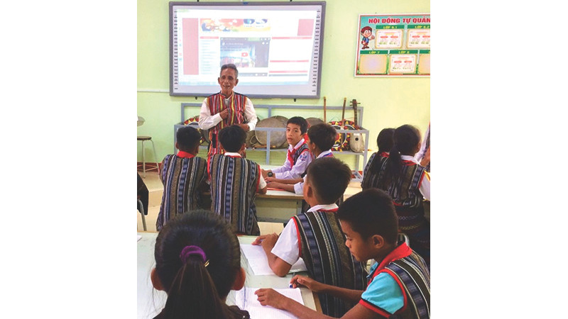 Nghệ nhân Hồ Văn Tiêu dạy dân ca cho học sinh.