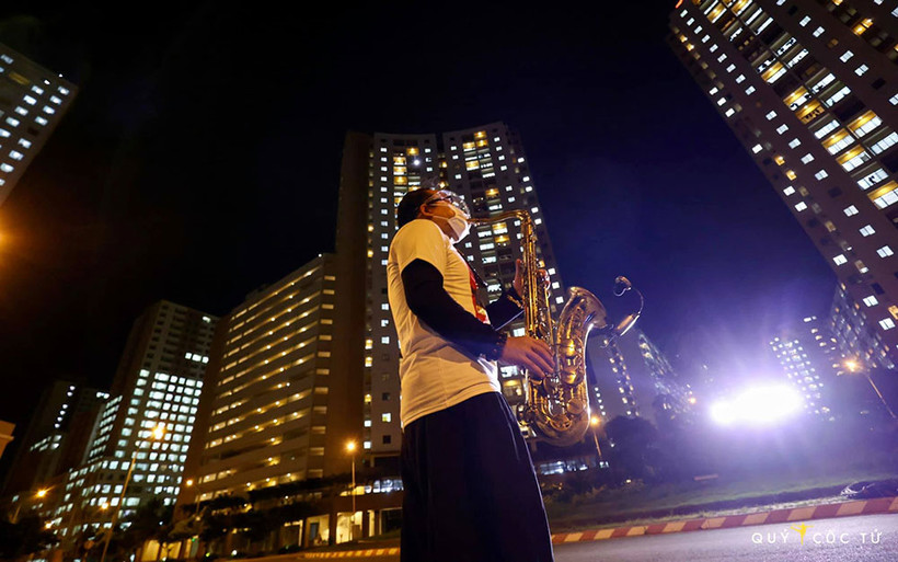 Nghệ sĩ Trần Mạnh Tuấn biểu diễn tại bệnh viện dã chiến. (Ảnh: FB nghệ sĩ)