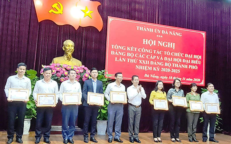 Trao tặng khen thưởng tập thể, cá nhân có thành tích trong công tác tham mưu và tổ chức thành công đại hội Đảng các cấp trên địa bàn TP