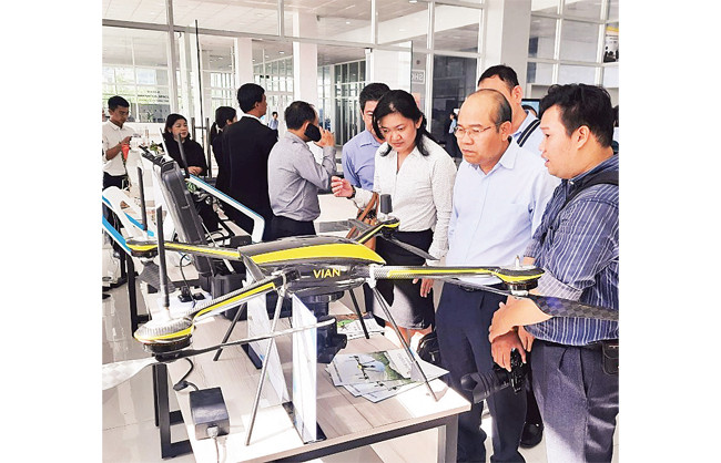 Trưng bày các sản phẩm công nghệ cao tại Tòa nhà Vườn ươm doanh nghiệp công nghệ cao. (Ảnh chụp trước ngày 27/4)