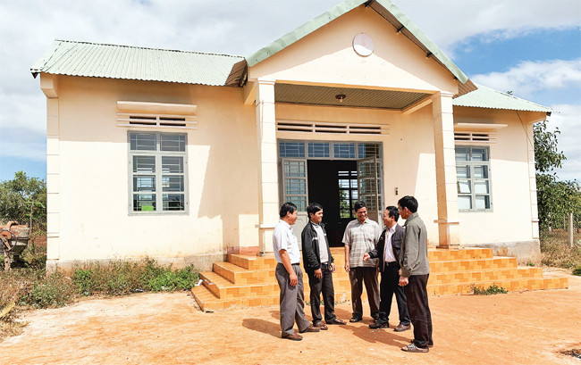 Đồng bào dân tộc Tây Nguyên trao đổi cách làm ăn, tăng thu nhập.