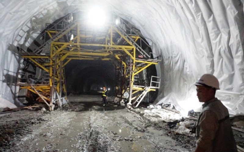 Đào hầm Hải Vân 2.