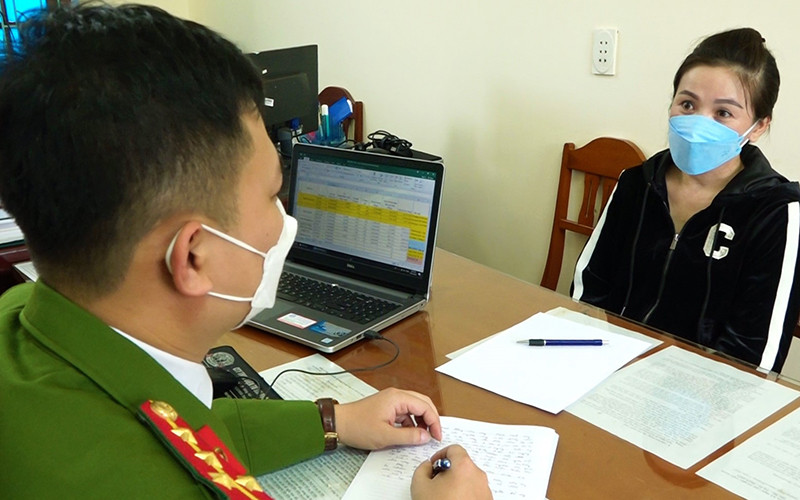 Đối tượng Nguyễn Thị Cẩm Nhung tại cơ quan điều tra.