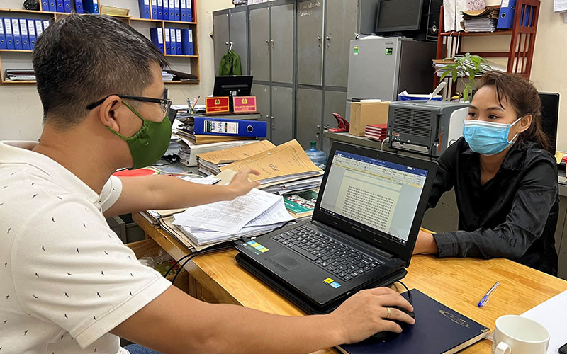 Lực lượng công an lấy lời khai đối tượng Lộc Thị Luân.