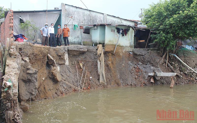 Phó Chủ tịch Ủy ban nhân dân thành phố Biên Hòa, tỉnh Đồng Nai chỉ đạo công tác khắc phục sạt lở tại hiện trường.