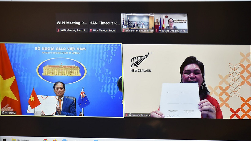 Bộ trưởng Bùi Thanh Sơn và Bộ trưởng Ngoại giao New Zealand Nanaia Mahuta ký trực tuyến Chương trình hành động Việt Nam-New Zealand giai đoạn 2021-2024 - Ảnh: BNG
