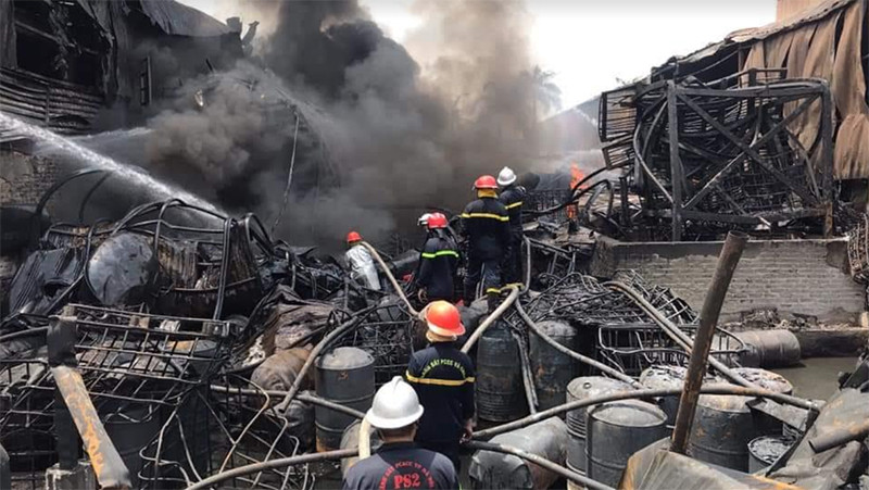 Hiện trường vụ cháy tại khu vực cảng Đức Giang sáng 30-6.