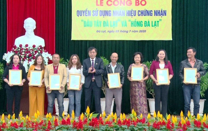 UBND TP Đà Lạt trao quyền sử dụng nhãn hiệu “Dâu tây Đà Lạt” và “Hồng Đà Lạt” cho các tổ chức, cá nhân.