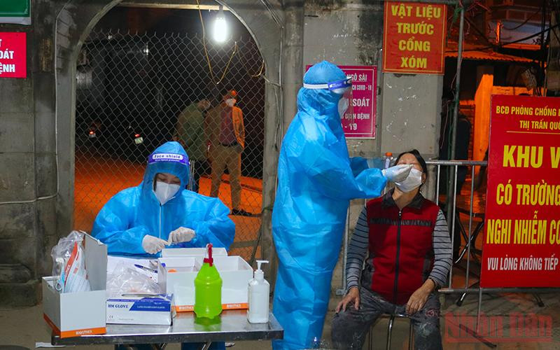 Lực lượng chức năng khẩn trương lấy mẫu xét nghiệm cho người dân thị trấn Quốc Oai ngay trong đêm.