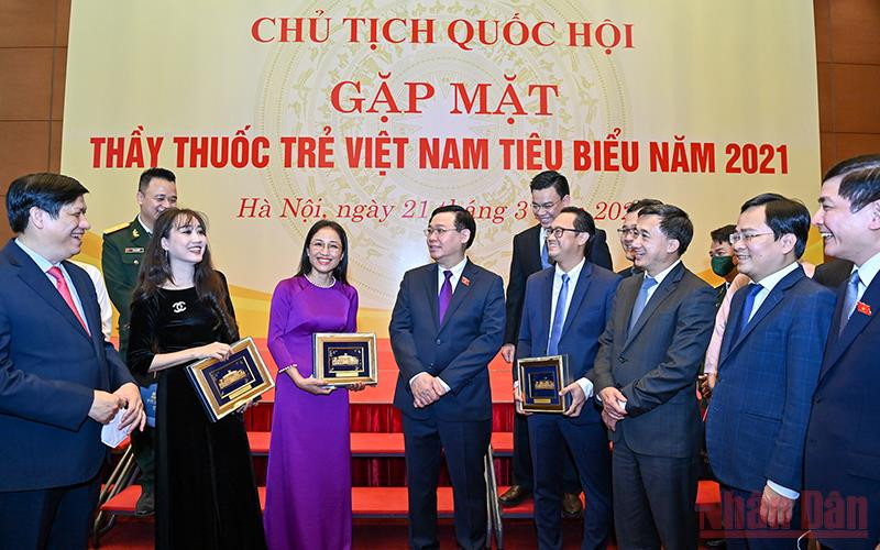 Chủ tịch Quốc hội Vương Đình Huệ với các thầy thuốc trẻ tiêu biểu tại buổi gặp mặt. (Ảnh: Duy Linh)