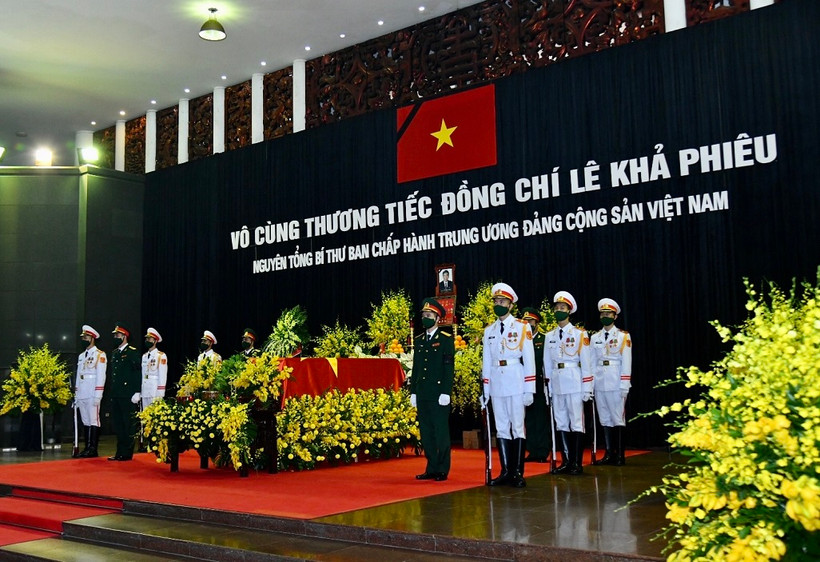 Linh cữu nguyên Tổng Bí thư Lê Khả Phiêu tại nhà tang lễ quốc gia số 5 Trần Thánh Tông. Ảnh: DUY LINH