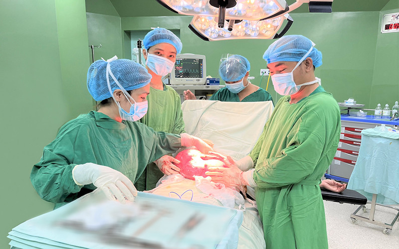 Khối u nặng 4,5 kg được tách bóc thành công ra khỏi ổ bụng bệnh nhân.