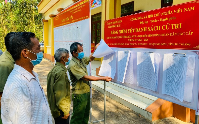 Cử tri thôn Muồng xã Dương Hưu, huyện Sơn Động, Bắc Giang nghiên cứu danh sách cử tri tại điểm niêm yết.