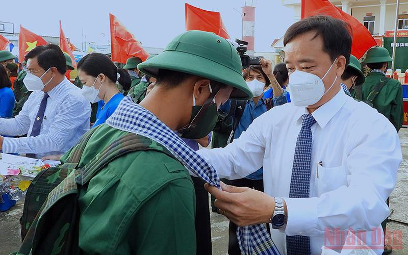 Lãnh đạo tỉnh Cà Mau tặng hoa, choàng khăn động viên các tân binh huyện Cái Nước lên đường nhập ngũ.