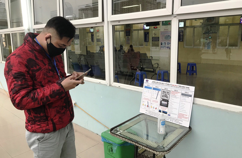Việc khai báo y tế trực tuyến bằng quét mã QR trên ứng dụng Zalo được thực hiện tại Bệnh viện K.