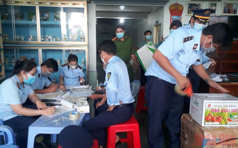 Đoàn kiểm tra lập biên bản tạm giữ các tang vật. (Ảnh: THANH DŨNG)