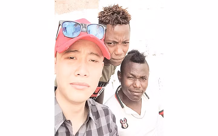 Hình ảnh Quang Linh và những người dân châu Phi trên Vlog.